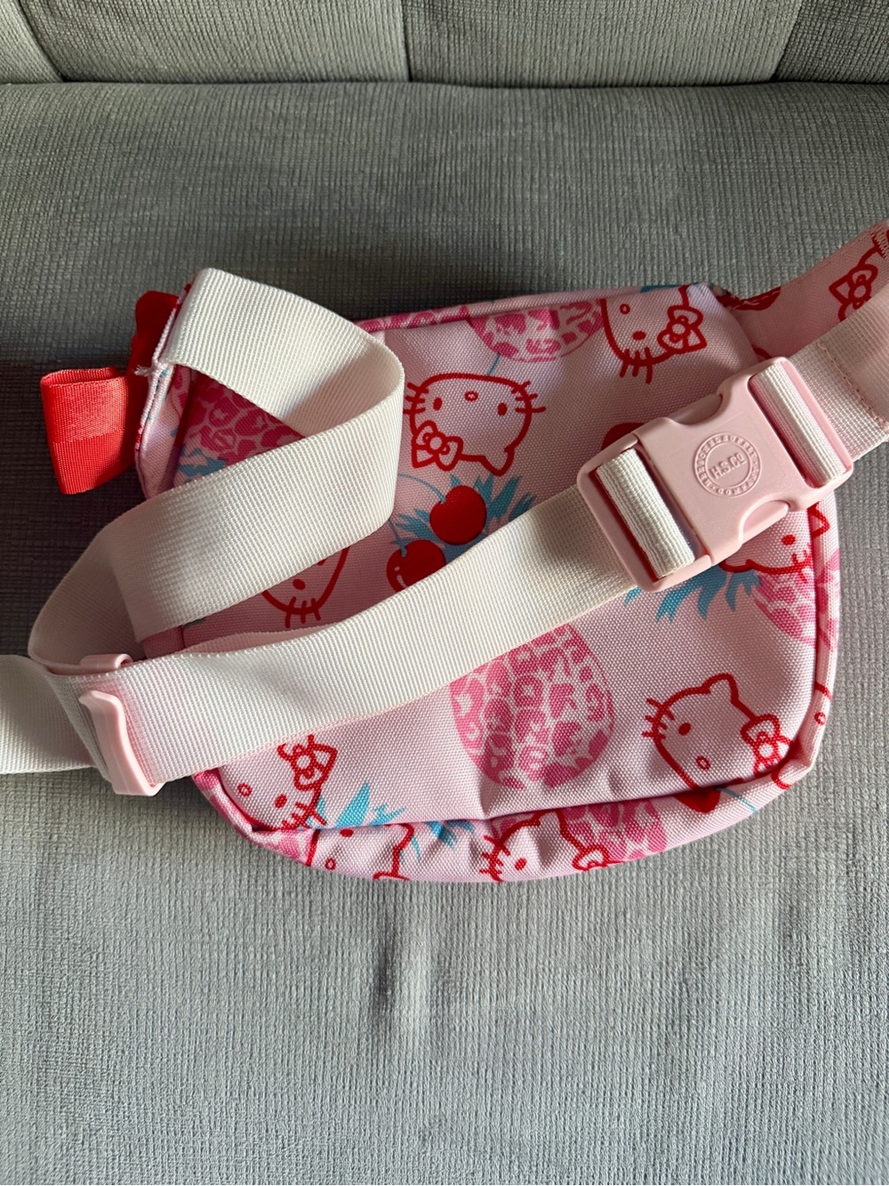 Rare Limited Herschel Hello Kitty Crossbody Bag - Picture 4 of 7